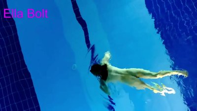 Saya tidak boleh berhenti menonton, berambut perang muda ditangkap berenang bogel di kolam peranginan ELLA BOLT