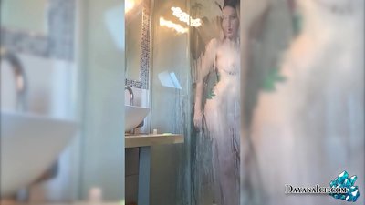 Bayi dengan Punggung Berair Melancap dalam Mandi