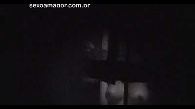 Blondie dirakam video secara rahsia oleh intip kawasan kejiranan yang tersembunyi di sebalik batu bata kosong